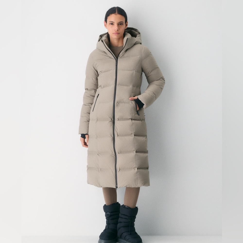 ARITZIA The SuperSnug Puff₂O™ Long - Rainstop™ 
Water Proof Matte Pearl  M